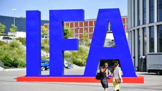 IFA – это европейский ответ американской выставке CES. Эта выставка проводится ежегодно в Берлине и собирает производителей со всего мира для демонстрации своих технологий (источник фото https://cdnews.ru/wp-content/uploads/2020/03/1584170541_878_otmenen-ili-narushen-koronavirusom-kakie-tehnologicheskie-shou-vse-eshhe-proishodjat.jpg)