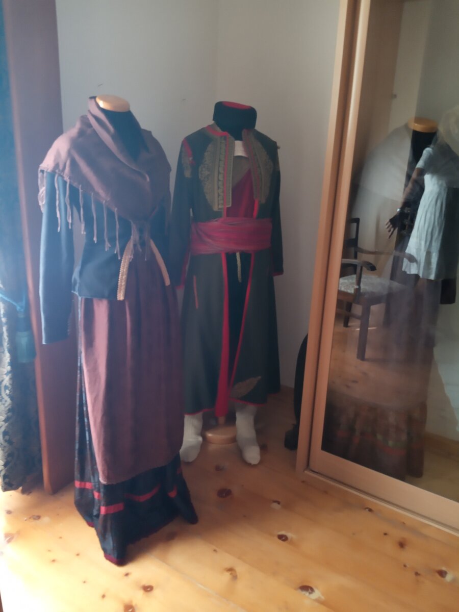 Одежда Паштровичей характерна наличием красной полосы