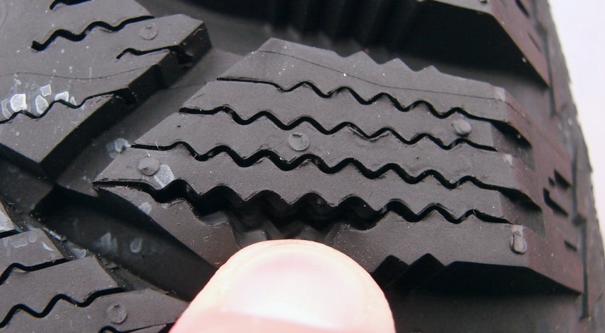 Ламели – это микроразрезы на поверхности блоков протектора. Если приглядеться, то можно увидеть, что вся ширина профиля покрышки оснащена прямыми или волнообразными разрезами. Ламели были придуманы, преимущественно для зимних шин.