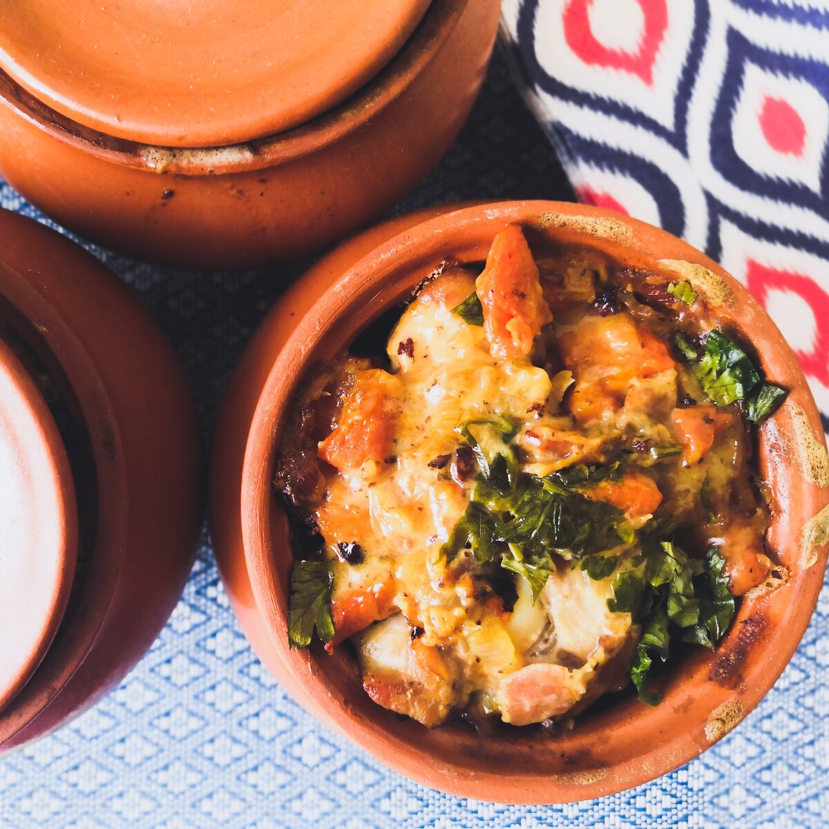 Курица в горшочках в сырном соусе