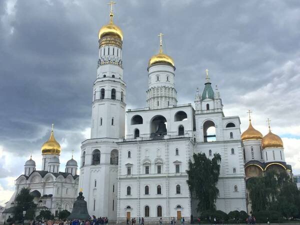 Архитектурная доминанта Соборной площади Московского Кремля, колокольня Ивана Великого возвышается в самом сердце Москвы уже более пяти веков.