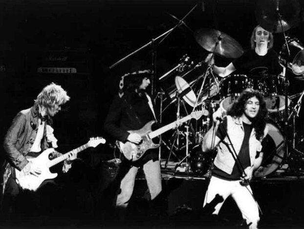 Гиллан и Блэкмор на выступлении группы "Gillan" в 1978 или 1980 году. Как раз в эти годы Блэкмор искал вокалистов для "Rainbow" и посещал концерты Гиллана 