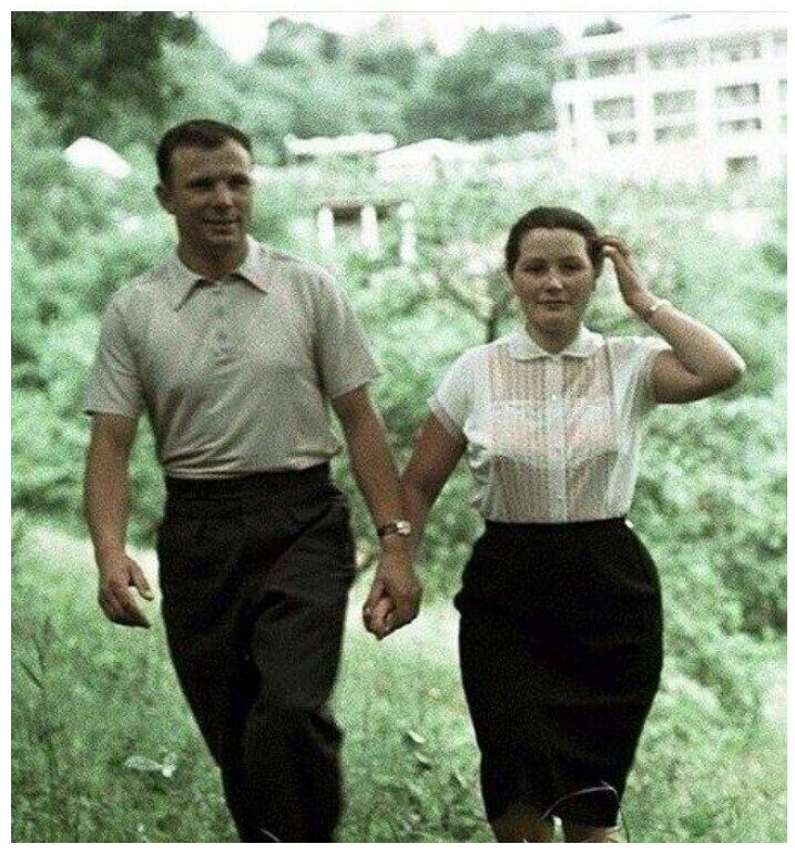 Удовлетворяет жену муж, удовлетворяет мужа Бог. Больше ничто неспособно добыть женское и мужское счастье, только общение с вышестоящим. Без слёз не взглянуть на "счастье" женского пола без мужа, мужского - без Бога. Практическое руководство по извлечению обоих из жизни - это практически все заметки на этой странице. Несмотря на близость к Богу первого человека (творец - творение), Он сказал тому, как перестало быть животным вследствие появления мыслей о вечном, начиная с этой: "А откуда всё это?", на что собственно ответил: "Нехорошо быть человеку одному". И перестал быть двуполым, появилась жена из женского естества, отнятого у него, на что собственно сказал, как был выведен из летаргического сна: "Вот плоть от моей плоти", не увидев своего на себе, увидев это на человеке, представленном ему в качестве его помощника по материальным вопросам, а ему оставлено дальше размышлять над тем, чем задался, что называется духовные вопросы. И так было бы, если б не были спущены на землю, не поставлены на место вследствие греха, его непослушания своему творцу, что он "оправдал" послушанием жене. Мол, Ты мне её дал, Ты и виноват. То есть уже повредился разум. Ясно же было сказано всевышним разумом, к чему руку протягивать нельзя. Та протянула, и мужа своего научила. Итого: "В поте и крови будете добывать хлеб свой". Что не снимает поставленных перед людьми задач, мысли о вечном никуда не делились, надо продвигаться, выкраивать время.
Если самолёт не предоставит себя в руки пилота, то он несчастен. Также и жена. "Только в полёте живут самолёты". Счастлива только в близком общении с мужем. А пилот счастлив, когда поднимает самолёт в небо. Итак, учиться. Всё для этого есть. Взлёт, полёт, посадка удачны, если используется такая взлётно-посадочная полоса как кровать жены.