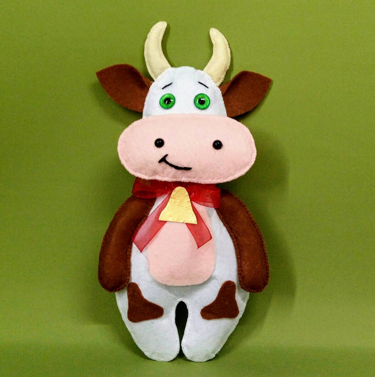 Игрушка из фетра коровка