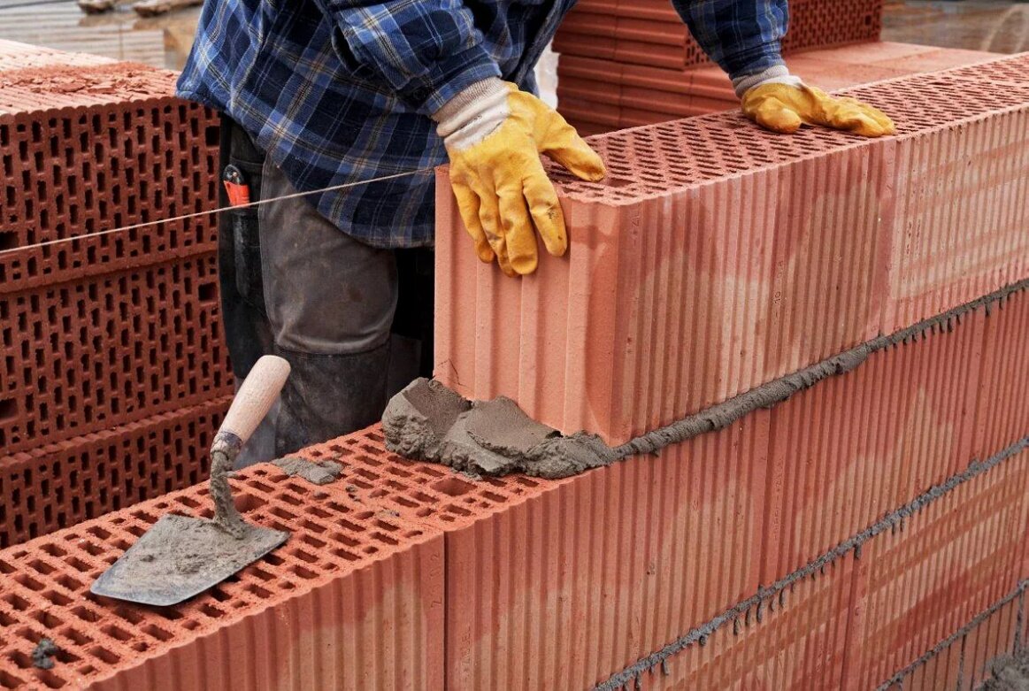 Кладка кирпича. Источник фото: volgaproekt.ru