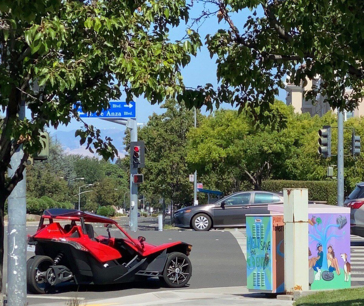 В Калифорнии много всяких интересных машинок, например, трёхколёсная. Ну и железная будка разрисованная на городской улице попала в кадр