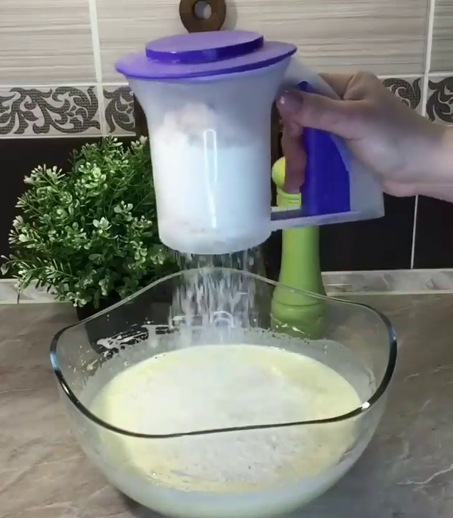 2.	Добавить ¼ чайной ложки соды , 250 г муки  (или  4 столовой ложки с горкой) и перемешать .