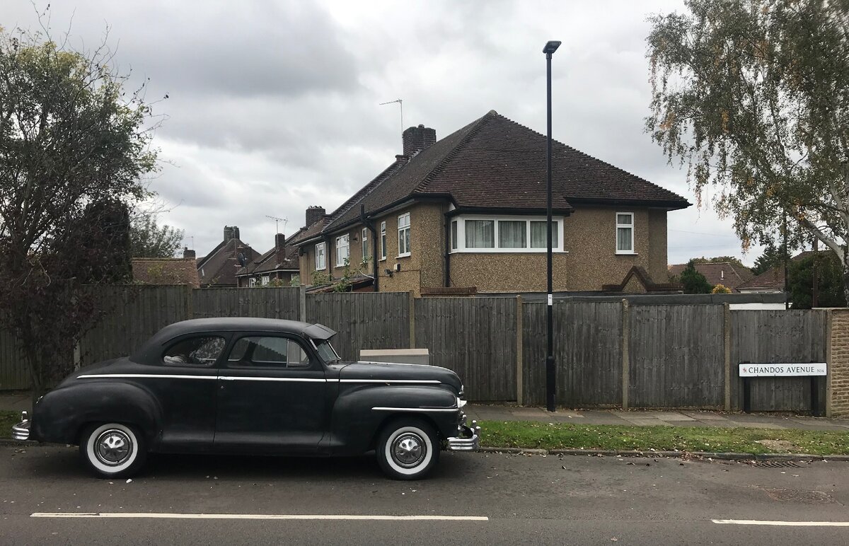 Улочка в районе Southgate на севере Лондона