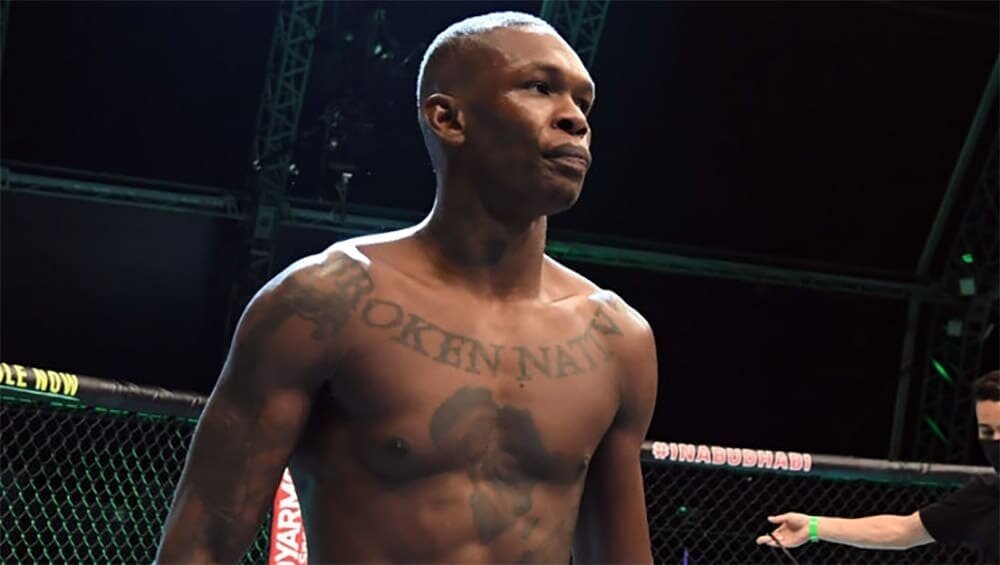 Действующий чемпион UFC в среднем весе, Исраэль Адесанья, в поединке с Пауло Костой удививший болельщиков ярко выраженной гинекомастией, дал совершенно неожиданное объяснение дефекту на своей правой груди.
По словам бойца, причиной отвисшей груди стали не анаболические стероиды, а марихуана, которую он употребляет на постоянной основе.
«Мой гипофиз проверили, уровень гормонов в порядке, в том числе эстроген и тестостерон», - заявил Адесанья в интервью ESPN. «Вчера сделал УЗИ и маммограмму. Честно говоря, похоже, причина заключается в не совсем здоровом образе жизни, а конкретно, в курении марихуаны, как мне сказал доктор. Он сказал, что я должен остановиться, но я ответил, что не собираюсь бросать. Я пообещал немного сбавить обороты и курить не так часто»Довольно неожиданное объяснение, особенно учитывая то, что внезапно выросшую грудь продемонстрировал Исраэль Адесанья, а не братья Диас, которые, следуя логике чемпиона UFC, должны были давно стать обладателями самых внушительных бюстов в мире ММА.Отметим, что теория о гинекомастии, вызванной употреблением наркотических веществ, действительно существует, но строится на предположении, что наркотики снижают выработку тестостерона, с которым, по словам Адесаньи, у него все в полном порядке.Чемпион UFC Исраэль Адесанья дал объяснение своей отвисшей груди загружается...
