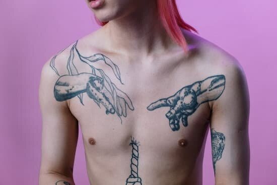 Субкультурные татуировки на груди