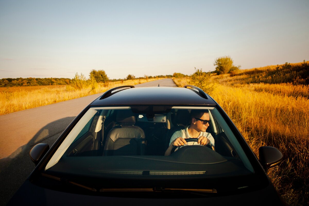 Car like me. Черные человечки едет на машине.