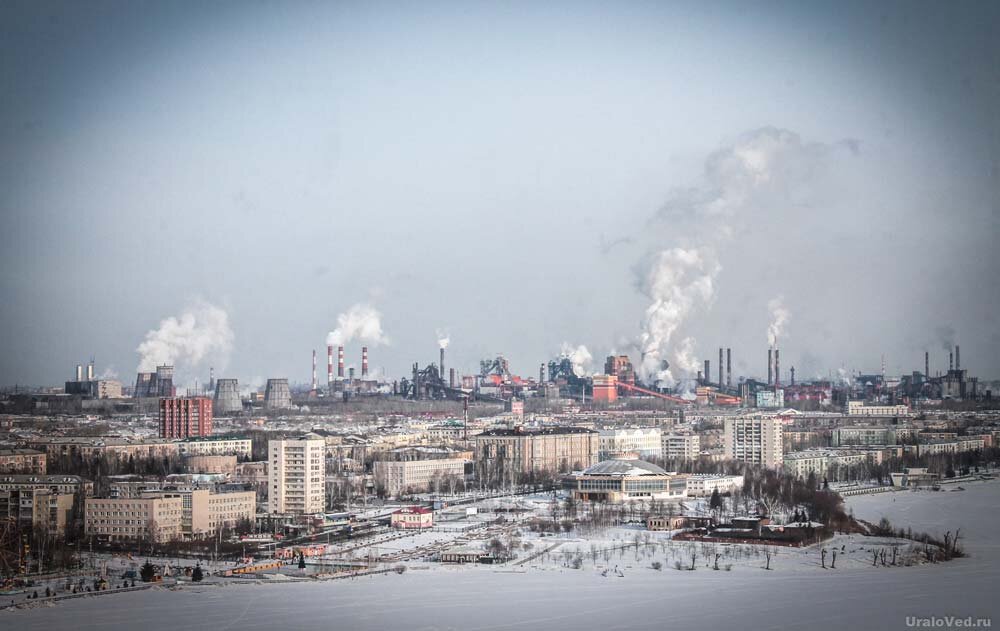 Вид с Лисьей горы на город и заводские дымы. С экологией в Тагиле всё очень печально