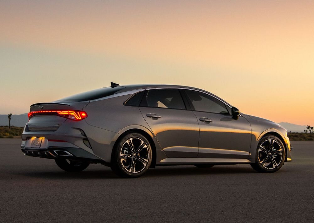 В максимальной комплектации и правда выглядит бомбически, на фото еще и американская версия автомобиля. Но, за все надо платить, подобная комплектация на нашем рынке уходит далеко за 2 млн рублей, хотя в базе автомобиль выглядит внешне практически также. 