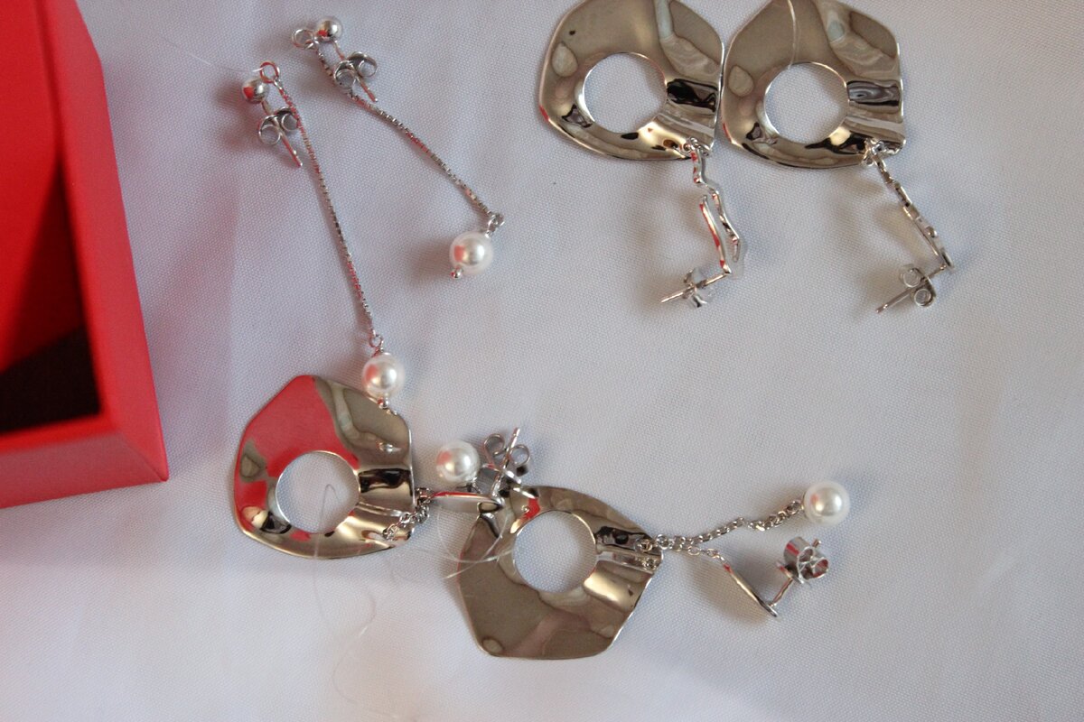 Все изделия выбрала из серебра 925 пробы: изящные гвоздики с искусственным жемчугом АРТ 89465; стильные серьги из коллекции YOU АРТ 161141; серьги с барочным жемчугом АРТ 188170