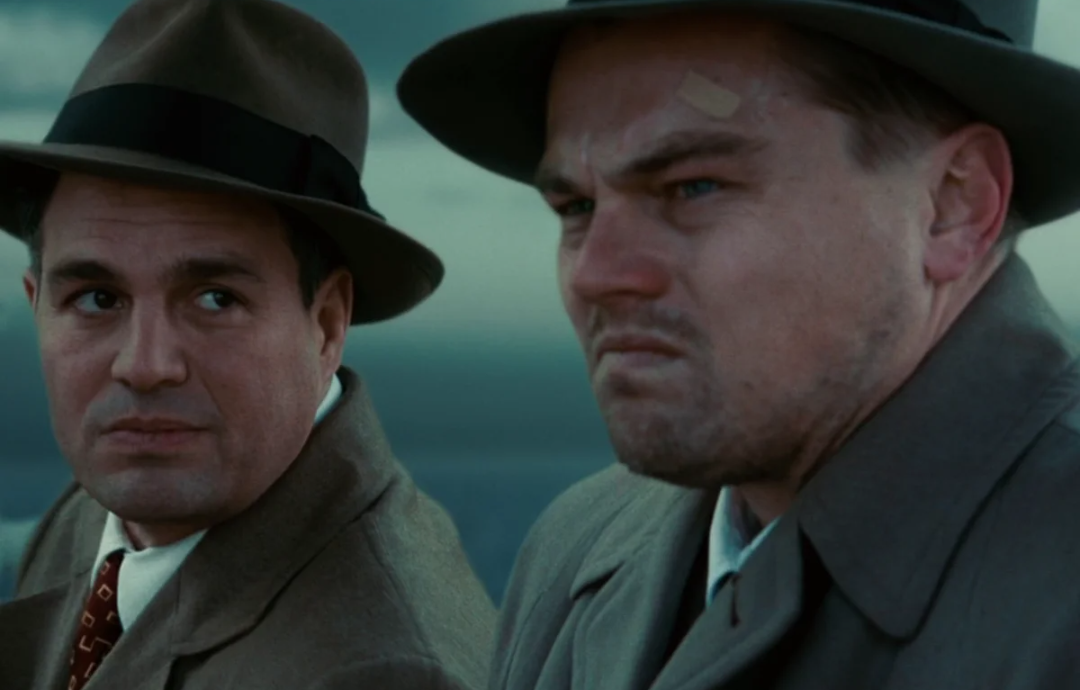 (Тот самый кадр из мемов) Судебный пристав со своим напарником отправляются на загадочный остров, где находится клиника для умалишенных преступников, что же там творится?