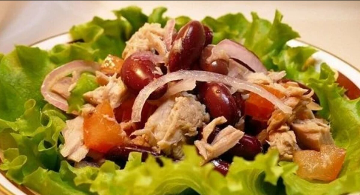 салат с тунцом и фасолью. салат из помидоров фасоли и сухариков. салат из горбуши консервированной. салат с красной рыбой и фасолью. салат из тунца с фасолью и огурцом.