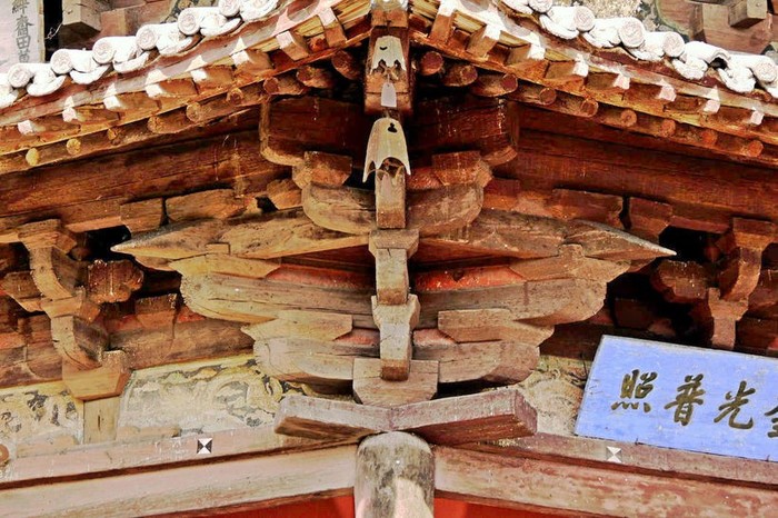 Для чего в Японии и Китае у старинных зданий изогнуты крыши?6
