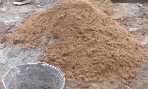 1 к 5, на ведро цемента, 5 ведер грунта или песка.