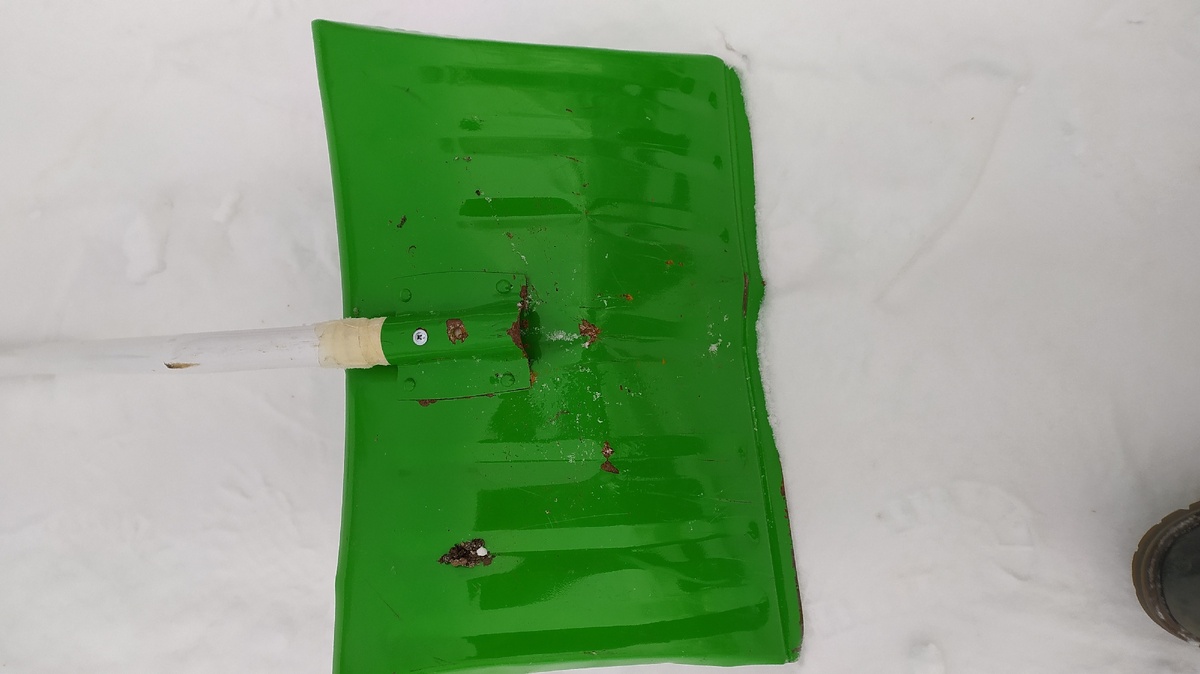 Лопата погнулась при первой же чистке. Все попытки ее реанимировать оказались безуспешны