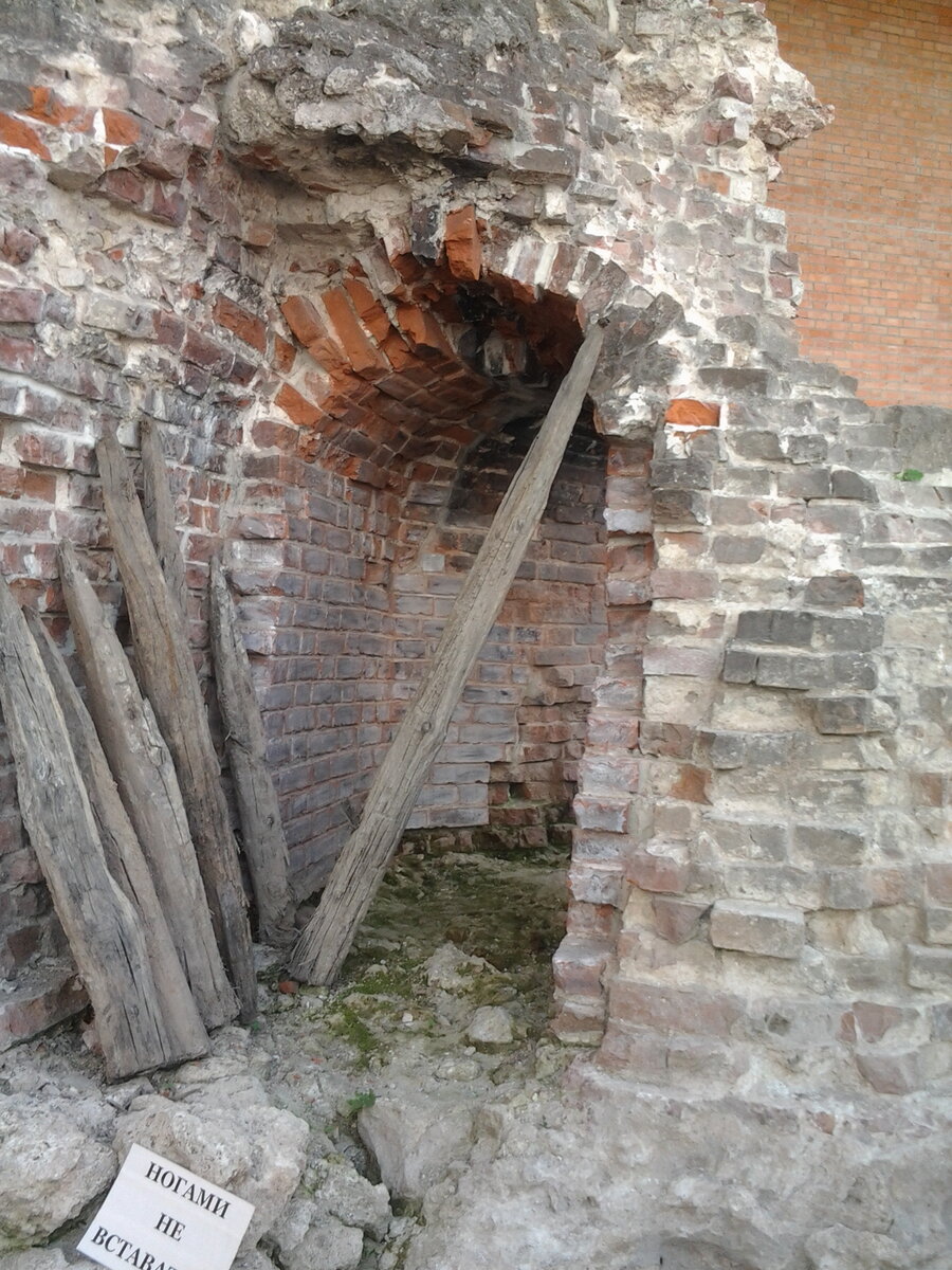 В минувшем году мы не ходили с музей. Но вряд ли там что-то принципиально изменилось. Так выглядели развалины башни под стеклянной крышей в 2013 году.