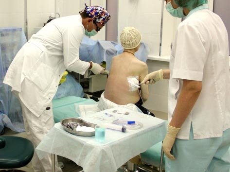 К одышке у онкологического больного может приводить скопление жидкости в плевральной полости возле легкого.