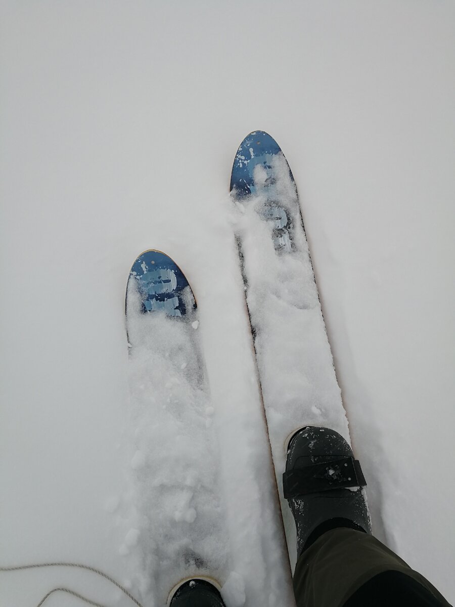 От свежей смолы под действием тепла в салоне «Нивы» приятный хвойный аромат. Вот и конечная точка, откуда движемся на лыжах