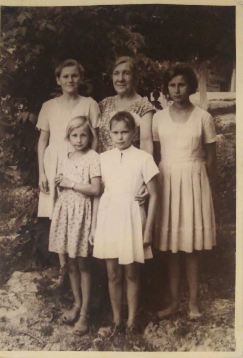 Фото из семейного архива. Наша швея Марьвановна Полянская и слева направо: Валя Гиренко, Тома Маринина, Тома Рослякова и я.