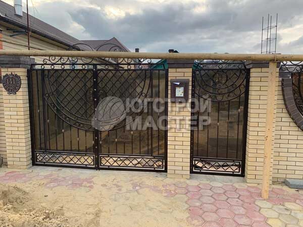 Забор из французского камня входная группа