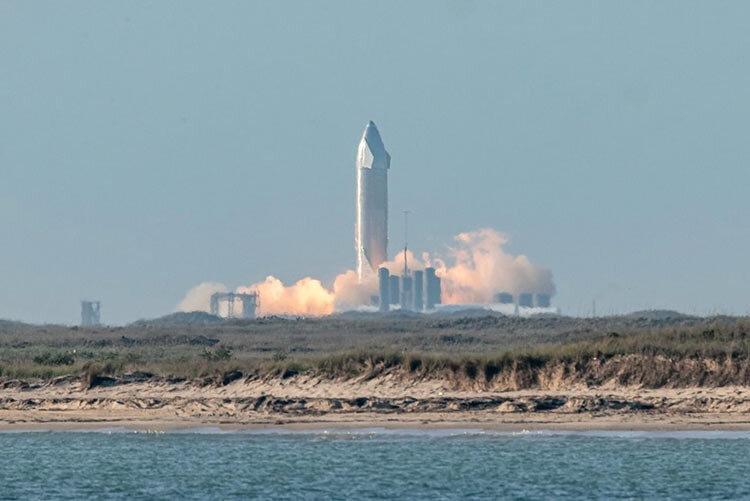 Starship / ©SpaceX
Возможно, первая посадка корабля Starship на Красную планету состоится раньше, чем можно было предположить. По крайней мере, в это верит глава компании SpaceX.«SpaceX будет сажать корабли Starship на Марс задолго до 2030 года», — заявил Илон Маск в своем Twitter. Проблему он видит не столько в доставке колонистов, сколько в создании самоподдерживающейся базы, где они могли бы проживать.
Как отмечает по этому поводу ТАСС, предприниматель и раньше заявлял о трудностях создания на Марсе постоянной базы для проживания людей, рассматривая эту задачу как сдерживающий фактор в освоении Красной планеты. При этом пилотируемые полеты к Марсу он считал возможными уже примерно через четыре-шесть лет. Нужно полагать, с учетом недавнего заявления Маск допускает самые кратчайшие сроки из ранее озвученных.При этом в NASA считают, что осуществить что-то подобное получится лишь к середине 2030-х. Говоря о других странах, в частности Китае, пилотируемого полета на Марс тоже можно не ждать раньше этого времени.И Америка, и Китай нацелились на освоение спутника нашей планеты. Согласно ранее озвученным данным, американцы могут высадить астронавтов на Луне в 2024-м, в рамках этапа программы Artemis, получившего название Artemis 3. Эксперты в космической сфере, впрочем, скептично оценивают эти сроки, называя их слишком оптимистичными.«Лунные» амбиции руководства NASA никак не мешают Маску проводить испытания Starship: тем более нельзя исключать, что для системы найдется место в программе Artemis, как ранее оно нашлось для новой сверхтяжелой ракеты SpaceX Falcon Heavy.Напомним, еще в начале марта SpaceX установила полностью собранный демонстратор Starship SN11, оснащенный тремя двигателями, на стартовый стол. 22-го числа компания Илона Маска провела успешные статические огневые испытания с запуском трех двигателей. Успех приближает первые испытания, которые могут состояться в марте.SN11 / ©SpaceX
Как и во время предыдущих тестов демонстраторов, SpaceX хочет осуществить 10-километровый «прыжок» и вернуть аппарат на землю. Это почти получилось сделать с Starship SN10, который, впрочем, взорвался вскоре после посадки. Причиной оказалось попадание гелия в двигатель.