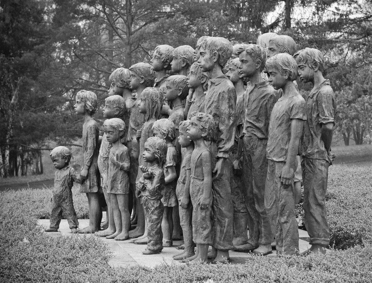 Потрясающая, по силе воздействия на человека скульптурная группа детей – часть мемориального комплекса «Детским жертвам войны в Лидице». Лидице- шахтерский поселок, который находился в Чехии. Уничтожен немцами. 