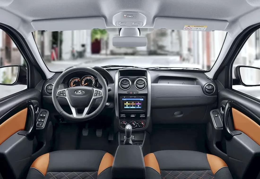 Салон LADA Largus Cross украшают оранжевые вставки из кожи