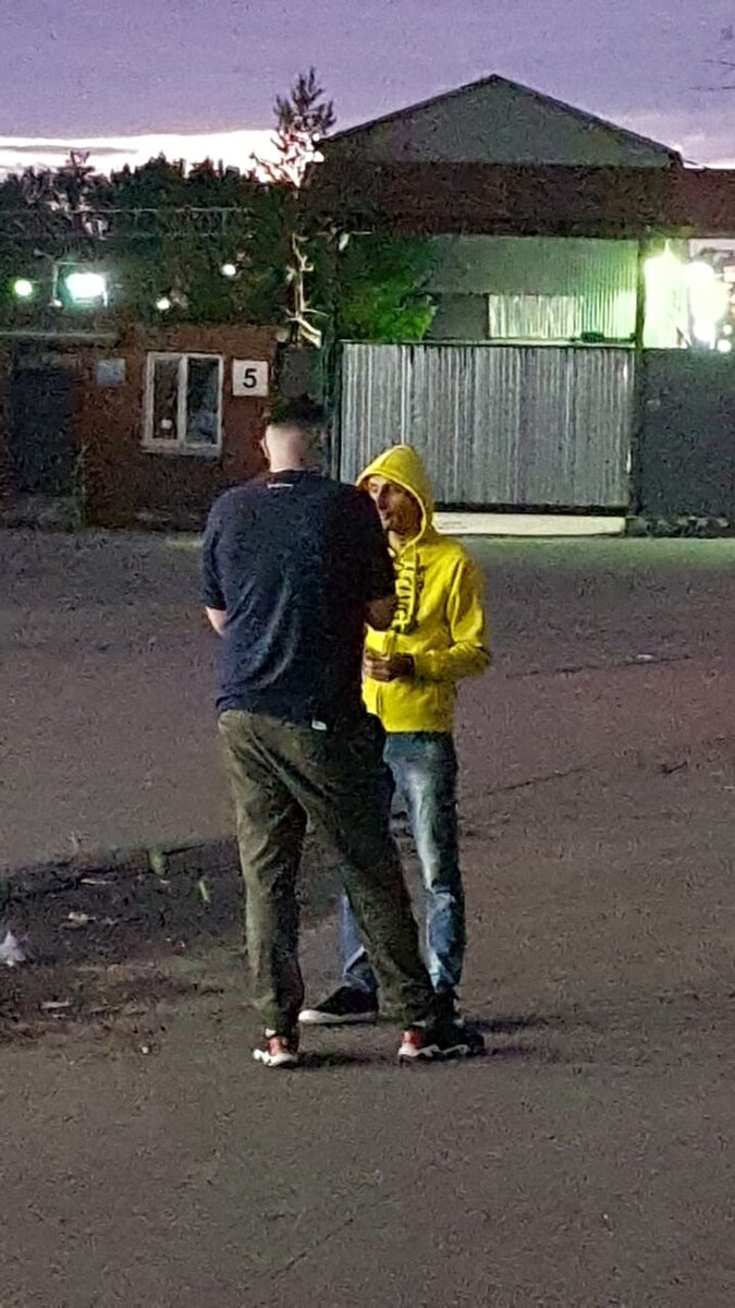 Разговариваю с парнем из Кемерово на той самой стоянке.
