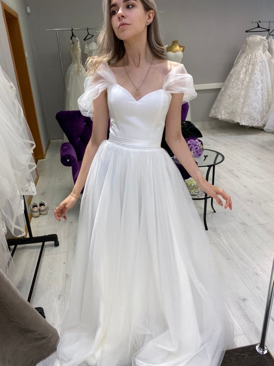 Легкое, нежное платье с закрытыми плечами