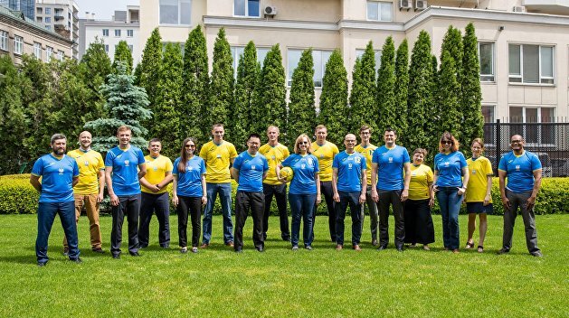 Американское посольство в Киеве позировало в новой форме украинской сборной по футболу.