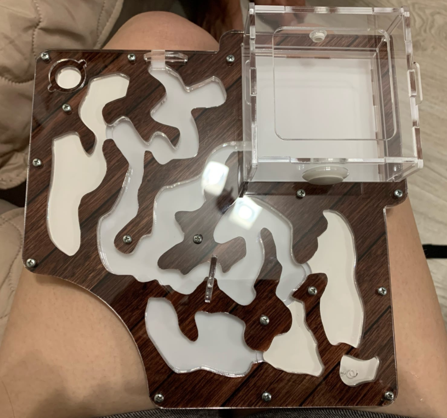 А это сама ферма. Ходы можно расширять по мере роста колонии.