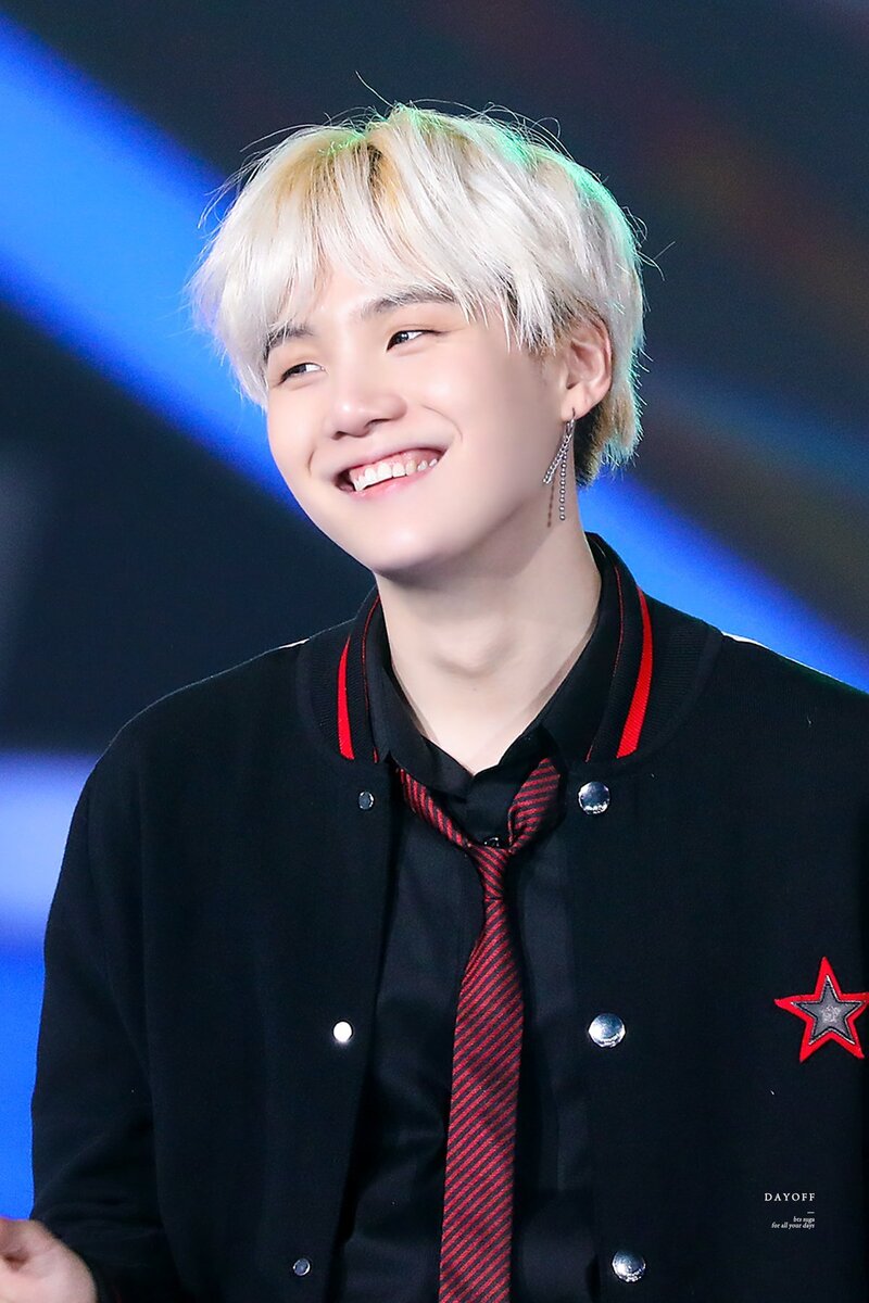 Мин Юнги о своих маленьких демонах: «Сейчас мне комфортно и хорошо, но многие негативные эмоции приходят и уходят. Так что это почти как холодная погода. Она может возвращаться через год, полтора. Но когда я слышу, как люди говорят, что когда они слушают мою музыку, чувствуют себя комфортно и утешаются текстами, выражающими эти эмоции, я чувствую себя очень хорошо. Это очень обнадеживает. Я думаю, что никому эти эмоции не нужно скрывать. Их нужно обсуждать и выражать. Какие бы эмоции я ни испытывал, я всегда готов выразить их сейчас, как и раньше». Для журнала Rolling Stone