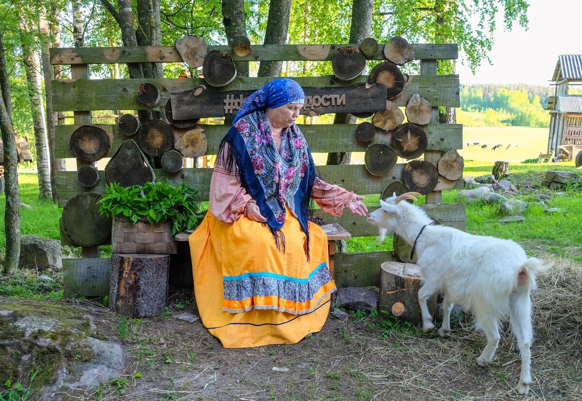 Хозяйка фермы Г.Н. Альцагирова с любимцем семьи - Ушастиком.