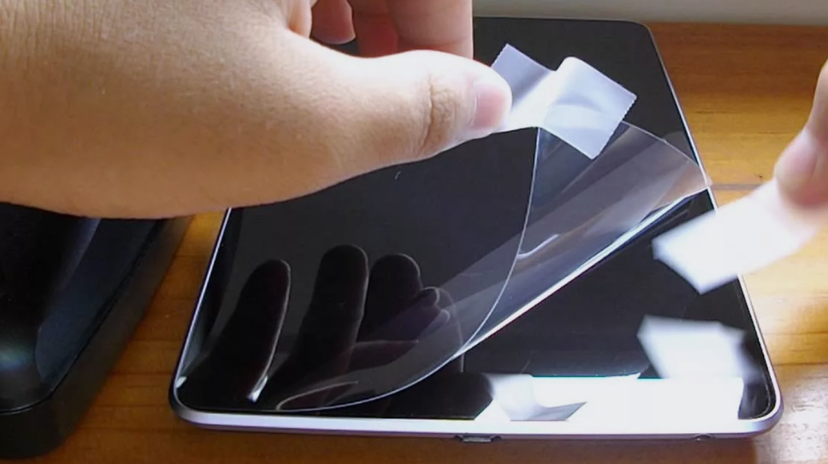 Уже из коробки смартфон чаще всего защищён плёнкой