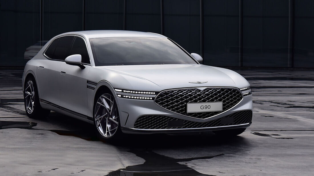 Genesis G90: как поднимается капот нам еще не показывали, но то, что он заодно с крыльями - факт. Отдельные огоньки  световых линеек могут играть и роль головных фар!