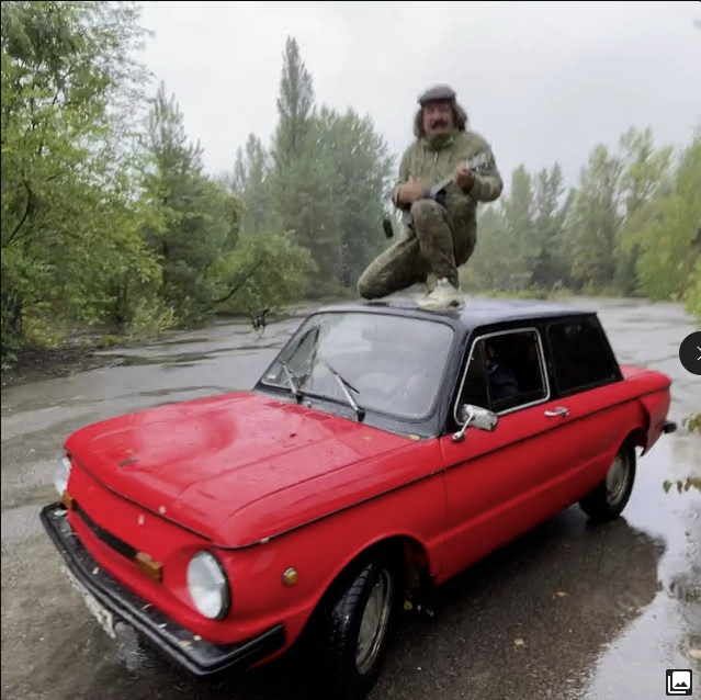 Камрад на красном Запорожце