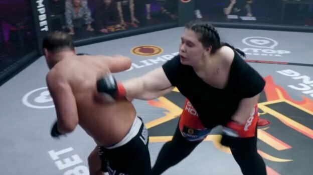 Фото с боя "Александра Пистолетова" и "Саши Мамахи".