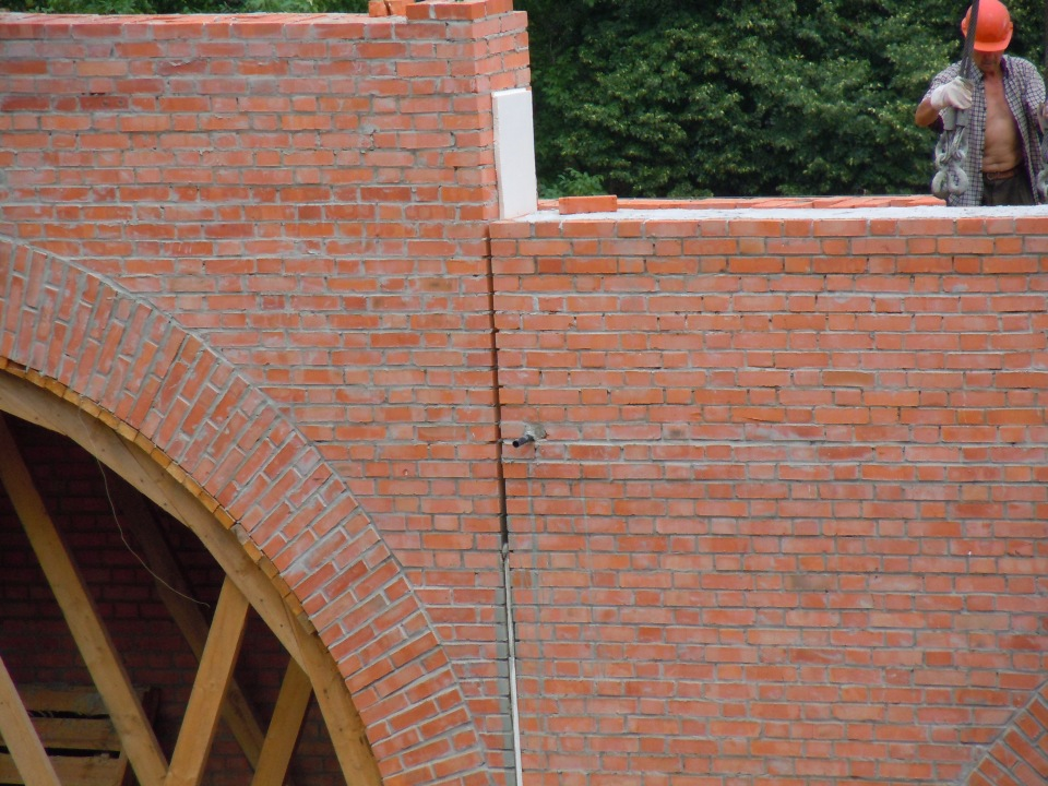 28 апреля 2012 г. Снова к Зачатской башне. Кадры не мои: http://www.skyscrapercity.com/showthread.php?t=1366667&page=20. Добрались до арок проезда. Справа, за берёзой, виден вход в башню.-36