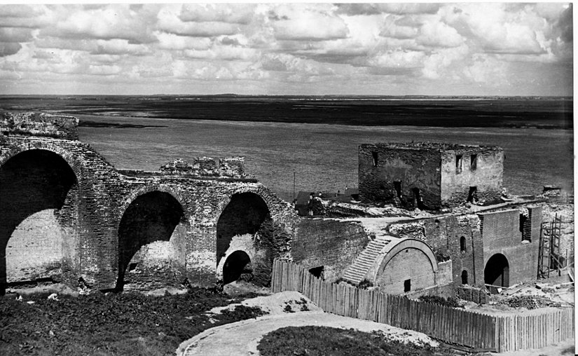  6 октября 2013 г. Газета «Pro Город» от 7 сентября 2013 г. писала: «Налажен свободный проход через Зачатьевскую башню (0+).-25