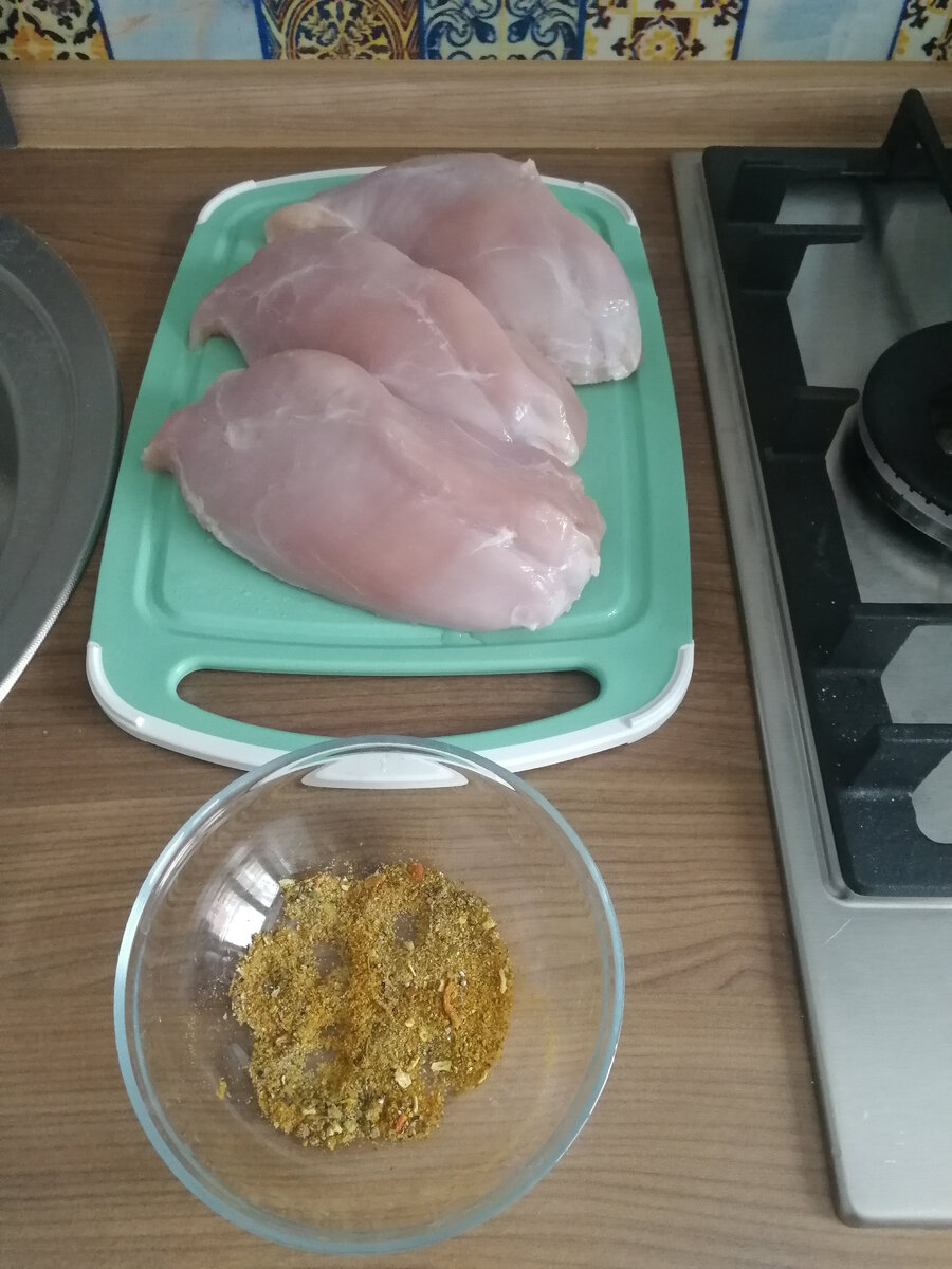 Филе индейки и сухие специи (соль, специи для индейки)