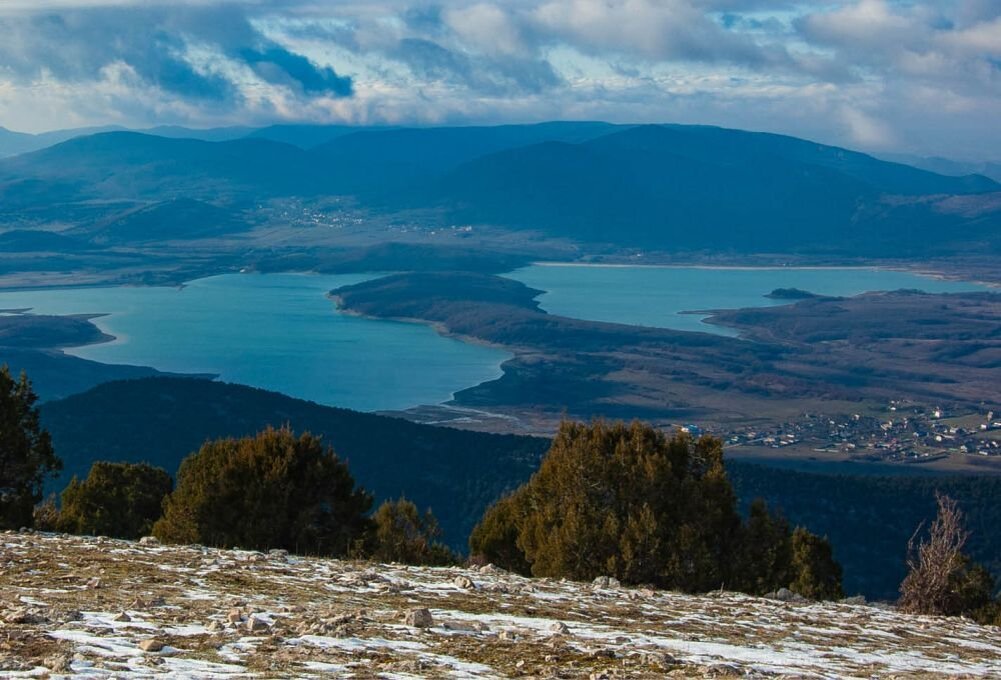 Вид на Чернореченское водохранилище в Байдарской долине. Источник: o-krym.ru