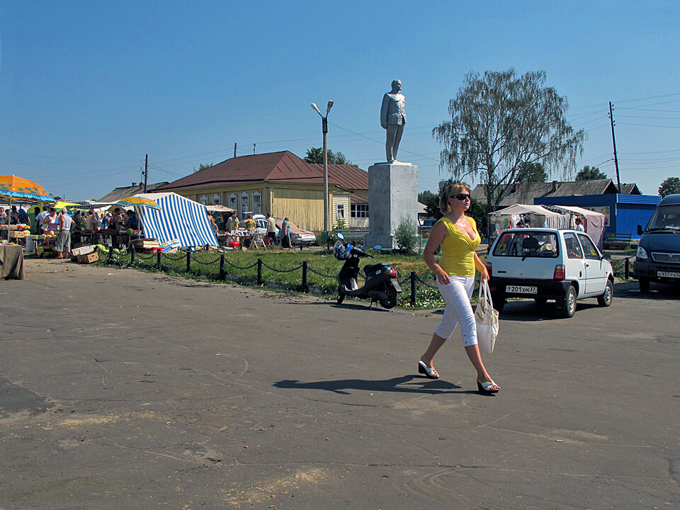 Городская площадь с памятником В.И. Ленину.