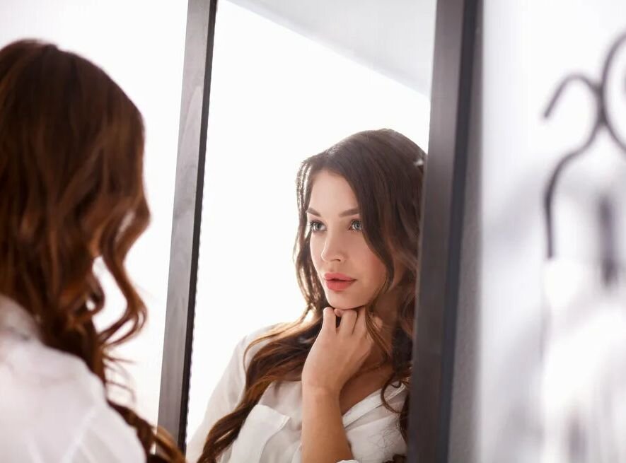 перед зеркалом (фото сток)