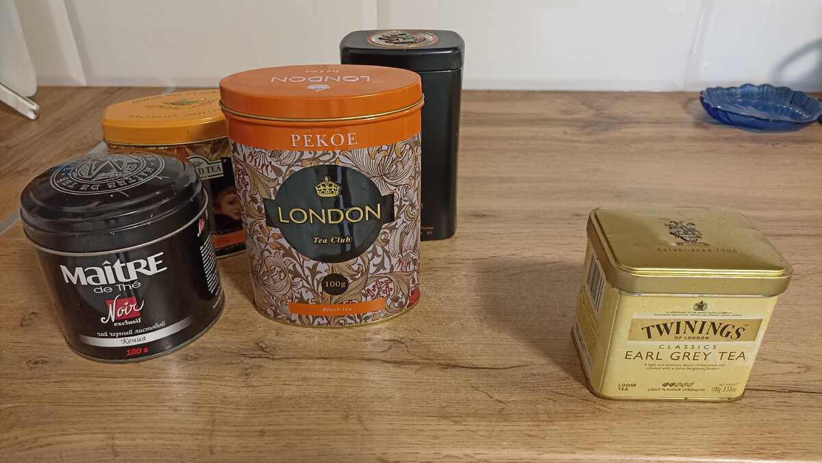 Слева банки с чаем, справа - сахарница (листайте галерею)