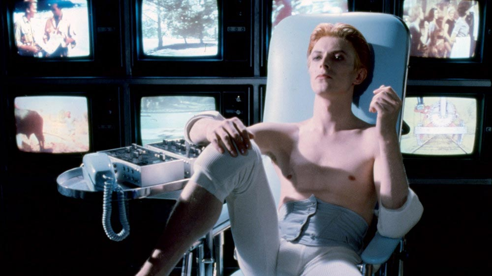 Дэвид боуи человек который упал. The man who fell to Earth 1976. The man who fell to Earth 1976 фильм. Дэвид Боуи человек который упал на землю. Дэвид Боуи инопланетянин.