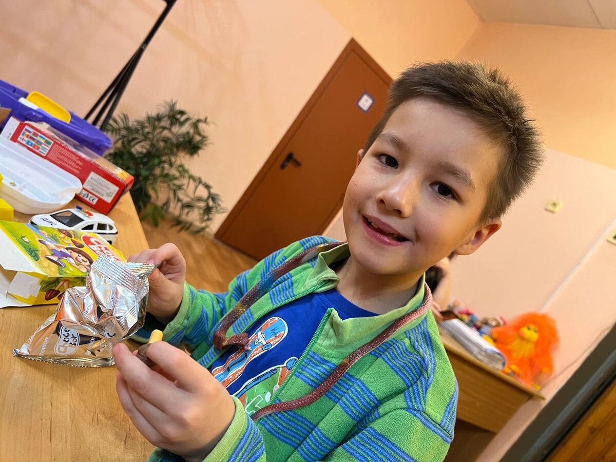 Максим угощает